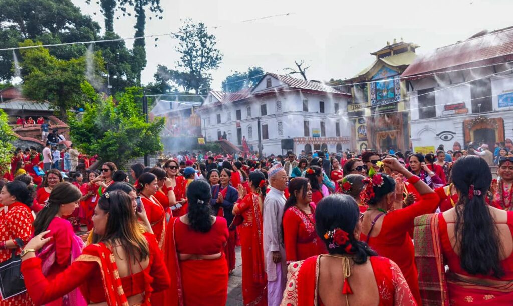 पशुपतिनाथमा तीजको रौनक (तस्वीरहरु)