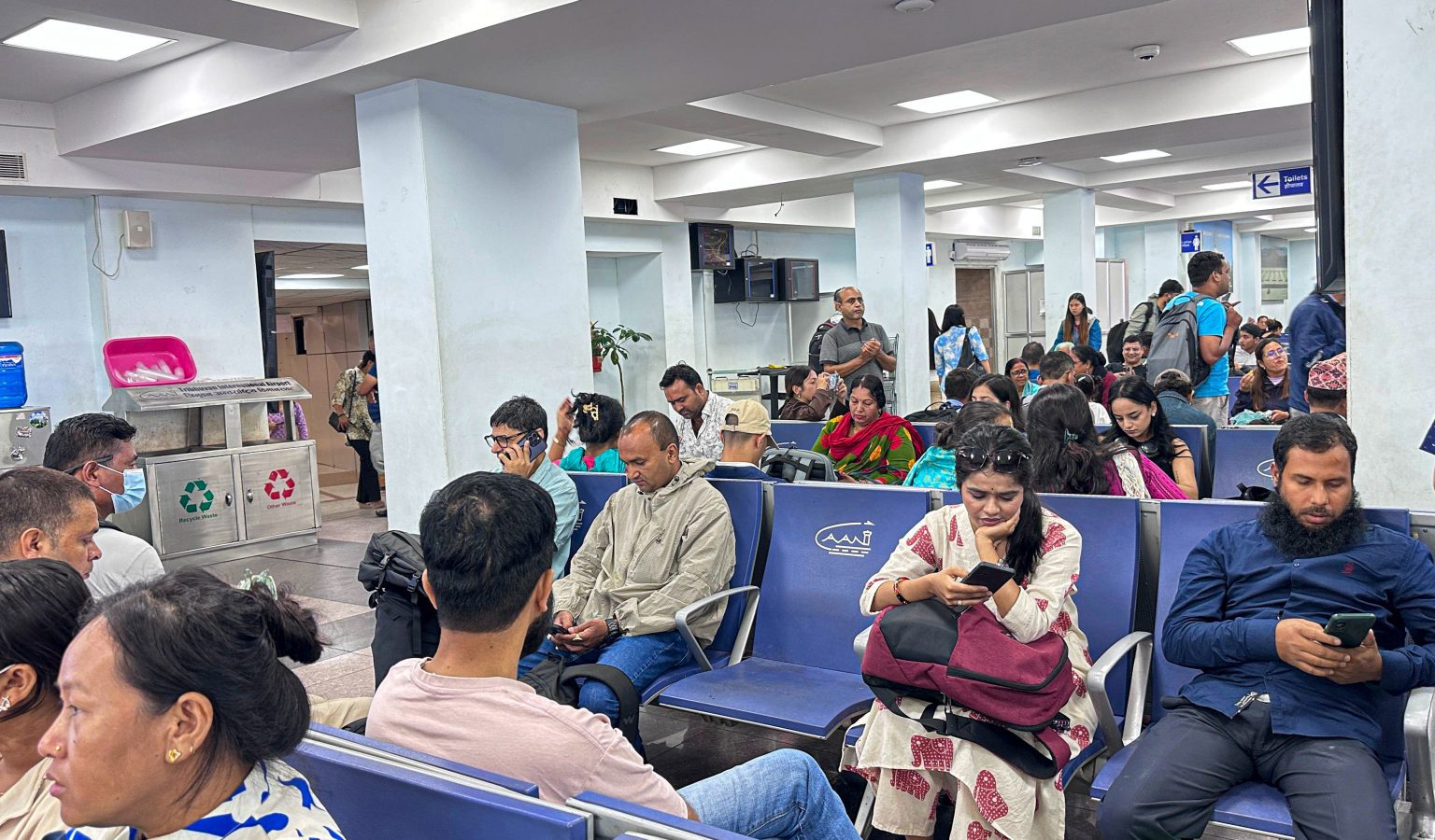 उडान ढिलो हुँदा त्रिभुवन विमानस्थलको आन्तरिक टर्मिनलमा यात्रुको चाप (तस्वीरहरू)