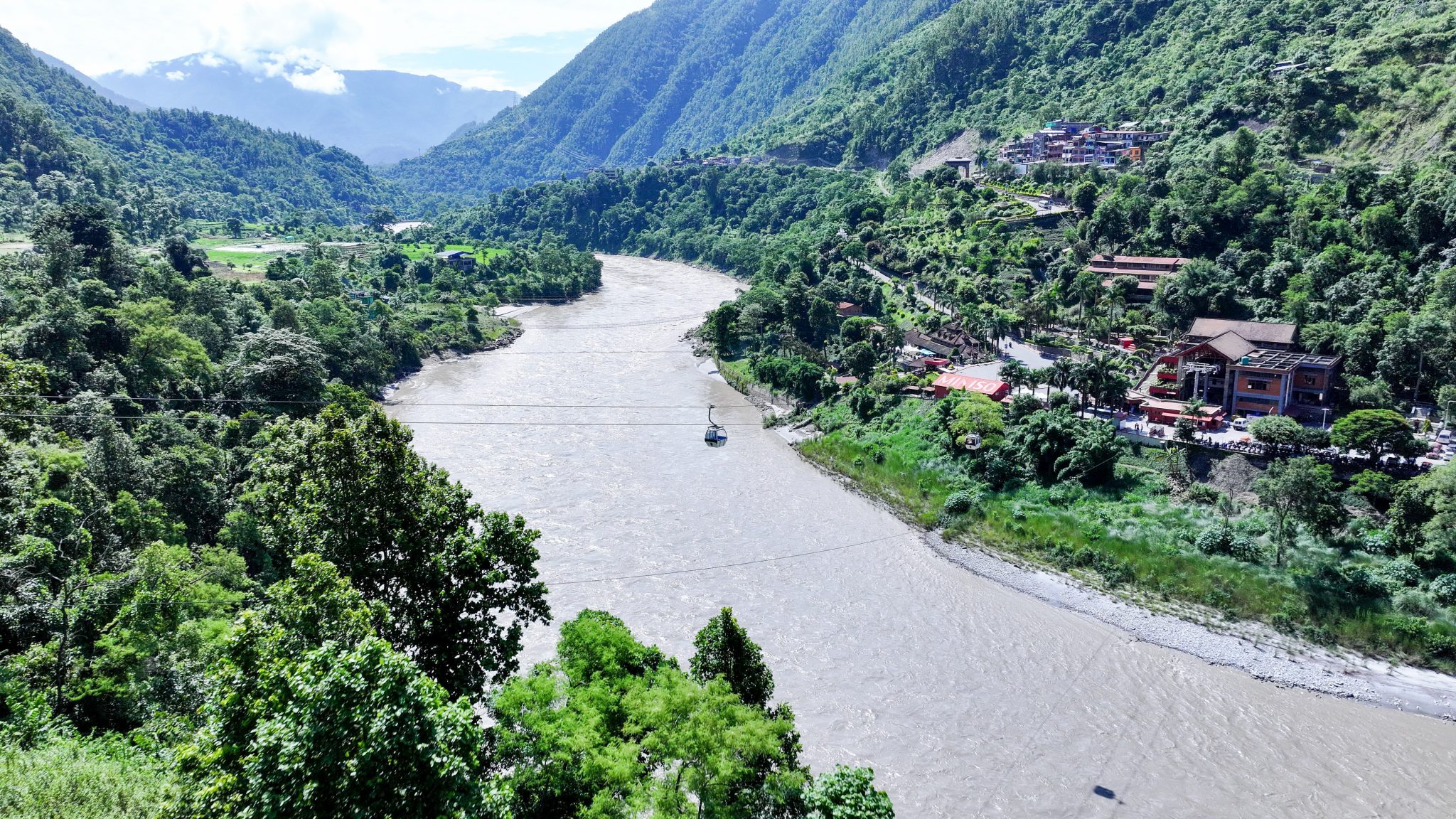 उर्लिएको त्रिशुली र पृथ्वी राजमार्ग (तस्वीरहरु)