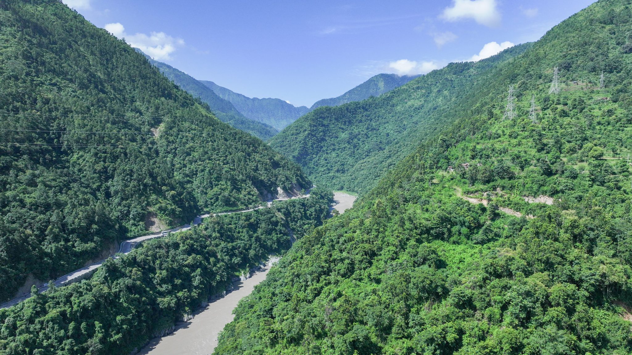 उर्लिएको त्रिशुली र पृथ्वी राजमार्ग (तस्वीरहरु)