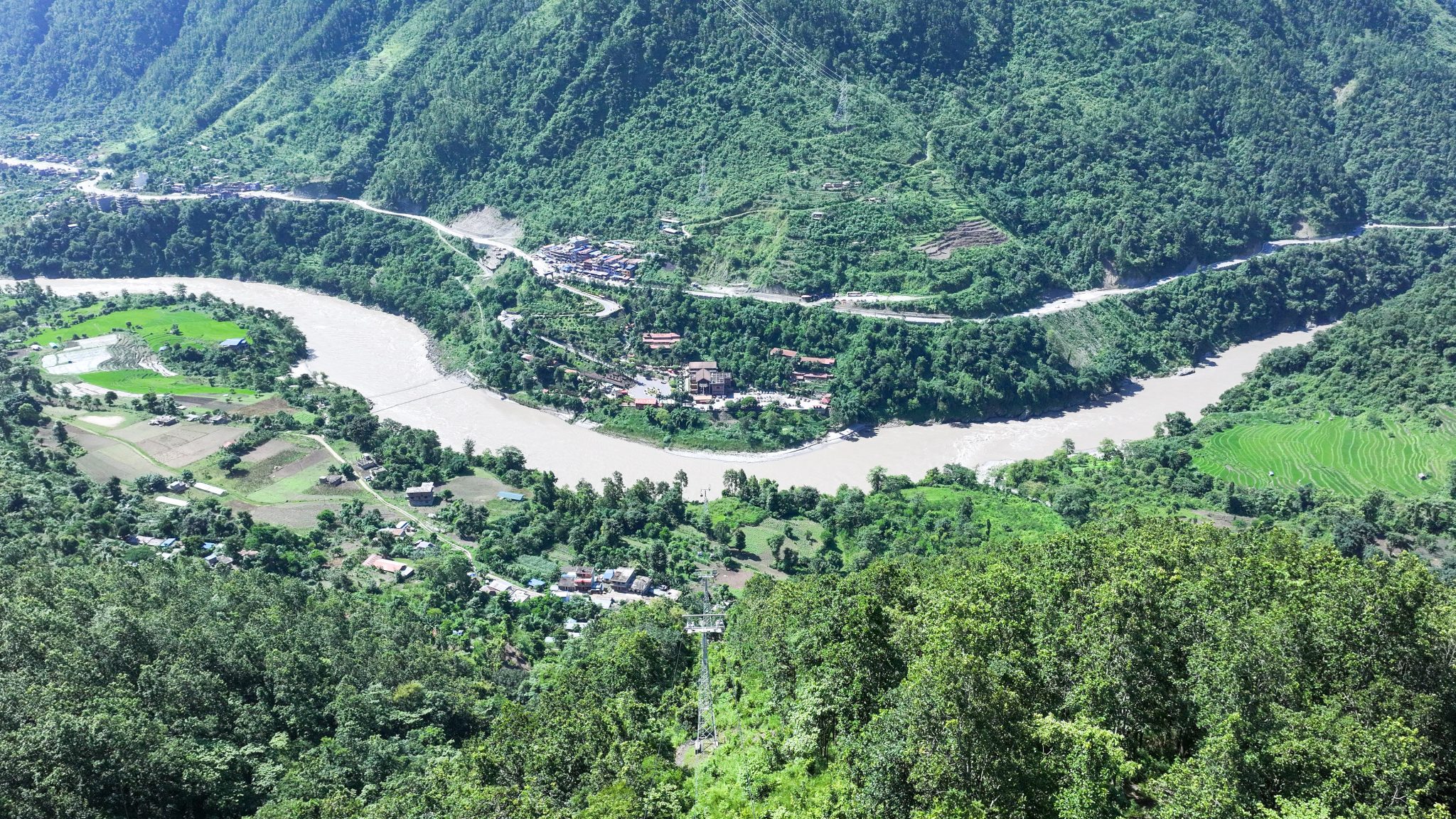 उर्लिएको त्रिशुली र पृथ्वी राजमार्ग (तस्वीरहरु)