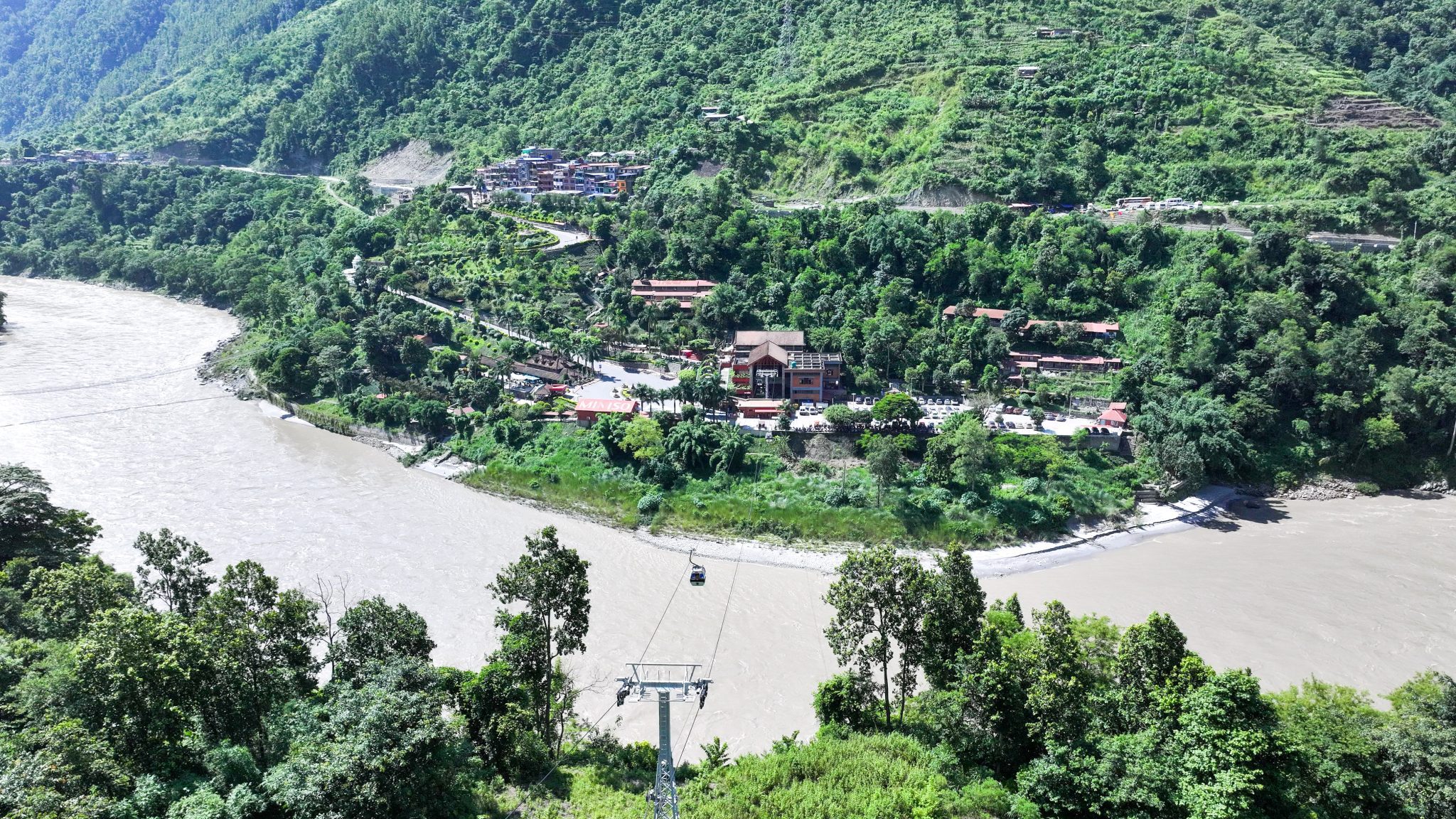 उर्लिएको त्रिशुली र पृथ्वी राजमार्ग (तस्वीरहरु)