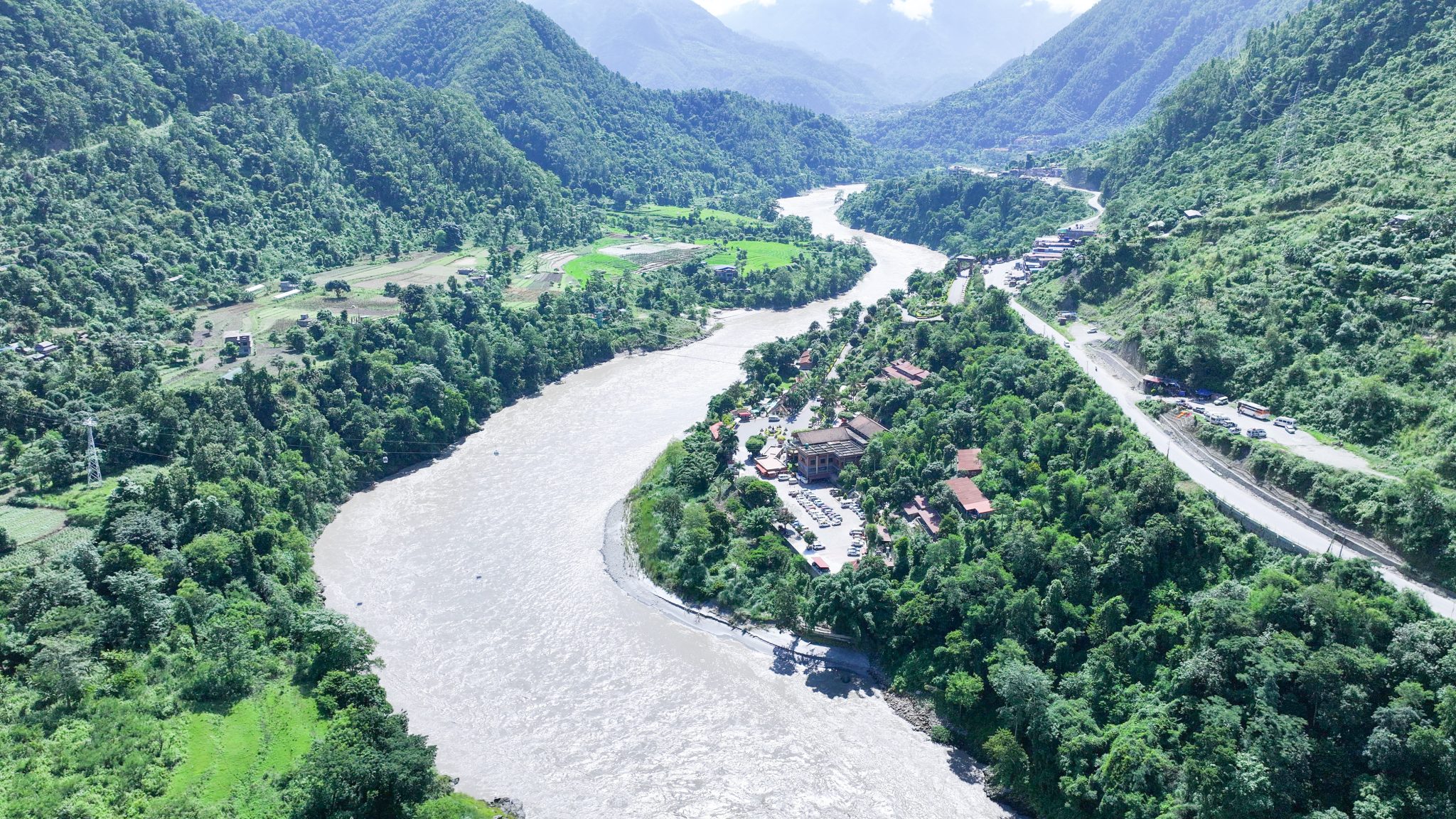 उर्लिएको त्रिशुली र पृथ्वी राजमार्ग (तस्वीरहरु)