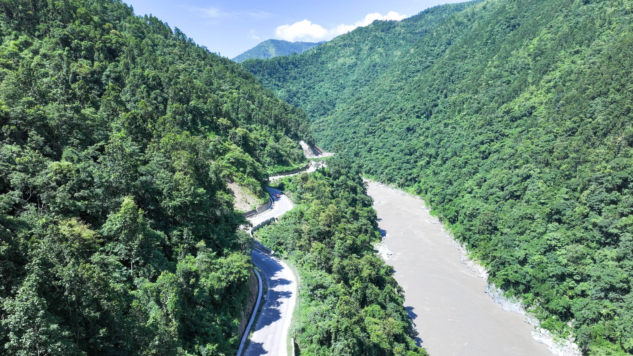 उर्लिएको त्रिशुली र पृथ्वी राजमार्ग (तस्वीरहरु)