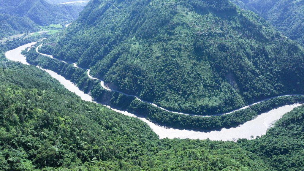 उर्लिएको त्रिशुली र पृथ्वी राजमार्ग (तस्वीरहरु)