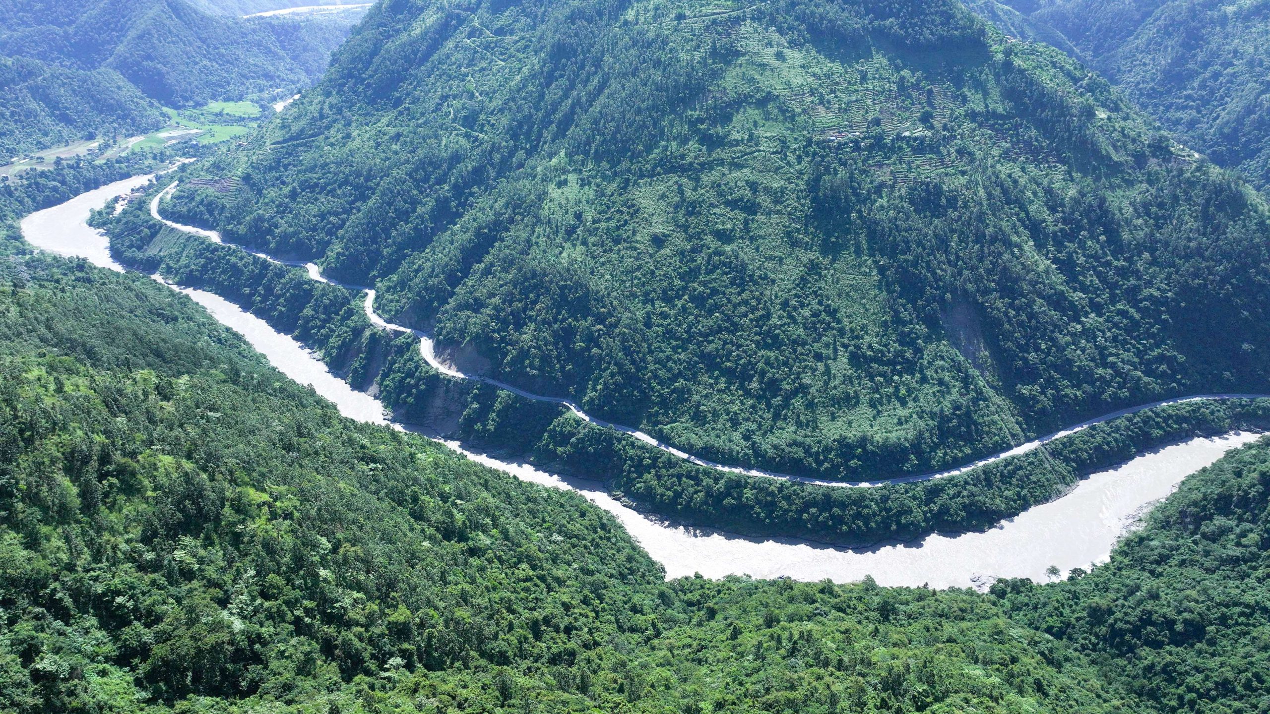 उर्लिएको त्रिशुली र पृथ्वी राजमार्ग (तस्वीरहरु)