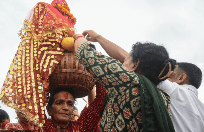 आज गौरा पर्वको तेस्रो दिन : ब्रतालु महिलाहरुले गौरादेवीलाई घर भित्र्याउँदै