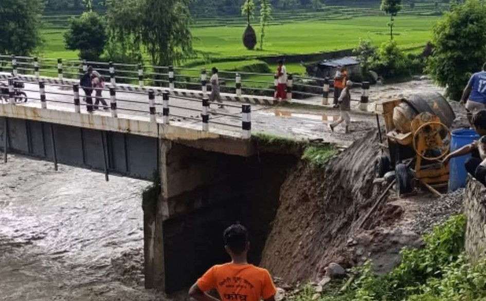 मन्थली–पकरबास सडक अवरुद्ध, सवारी आवागमन रोकियो