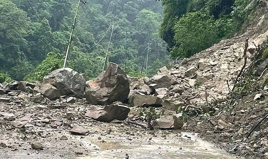 मकवानपुरको भिमफेदी, लामिडाँडामा पहिरोका कारण सडक अवरुद्ध
