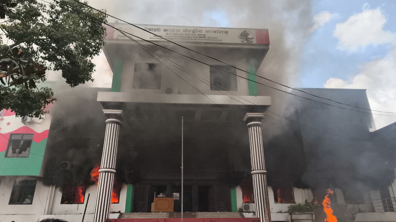 कांग्रेसको पार्टी कार्यालयमा आगजनी