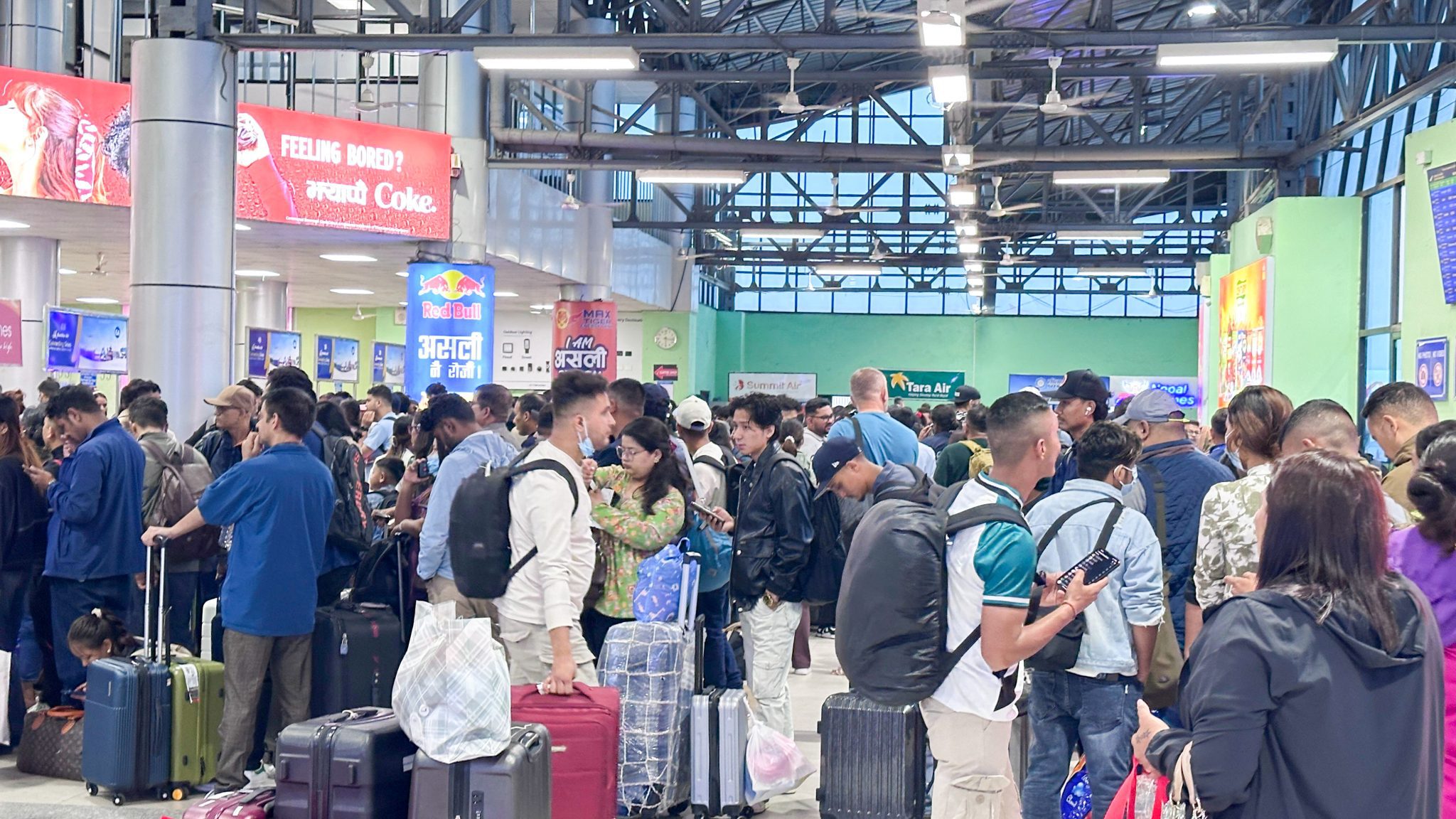दशैंको मुखमा देशभरका मुख्य राजमार्ग अवरुद्ध, एयरपोर्टमा आन्तरिक यात्रुको भीड (तस्वीरहरु)