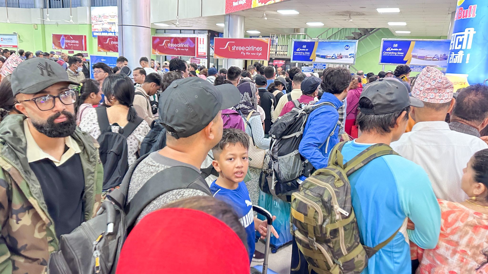 दशैंको मुखमा देशभरका मुख्य राजमार्ग अवरुद्ध, एयरपोर्टमा आन्तरिक यात्रुको भीड (तस्वीरहरु)