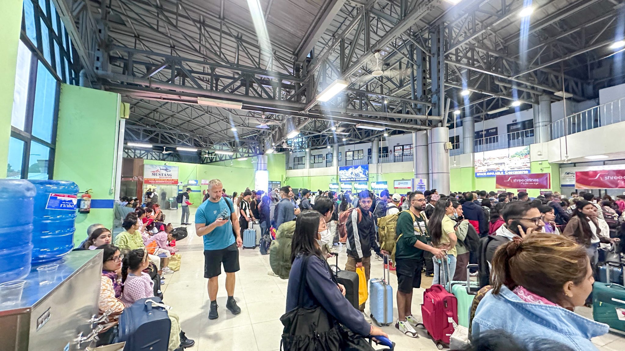 दशैंको मुखमा देशभरका मुख्य राजमार्ग अवरुद्ध, एयरपोर्टमा आन्तरिक यात्रुको भीड (तस्वीरहरु)