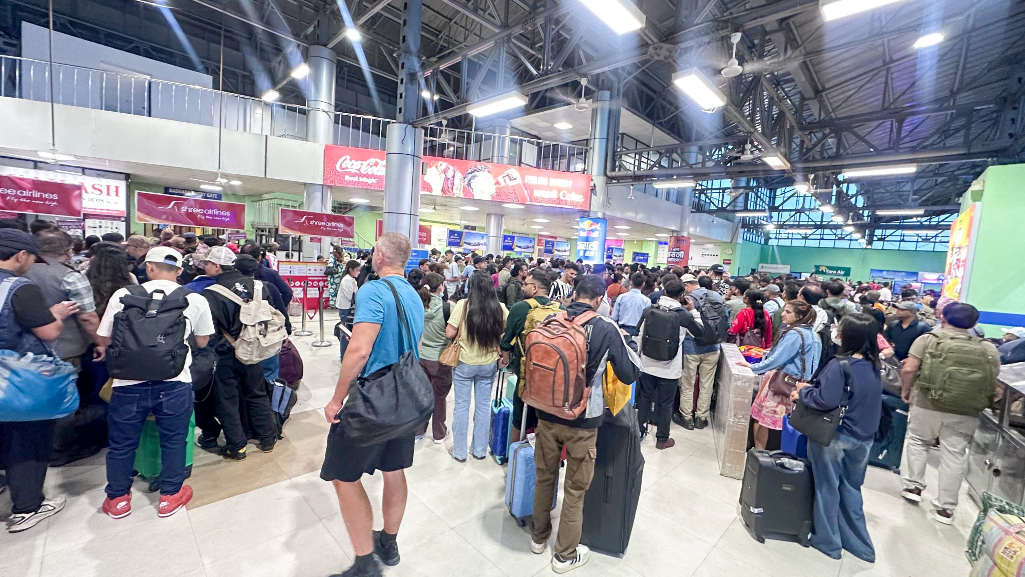 दशैंको मुखमा देशभरका मुख्य राजमार्ग अवरुद्ध, एयरपोर्टमा आन्तरिक यात्रुको भीड (तस्वीरहरु)