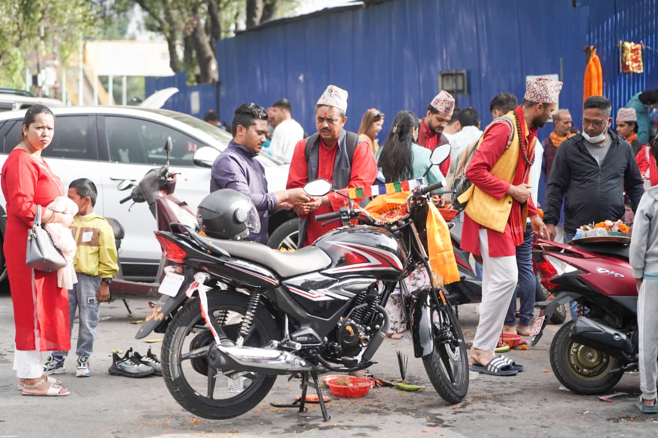 घटस्थापनाका दिन भद्रकालीमा दर्शन र गाडी पूजा गर्नेहरूको घुइँचो (तस्वीरहरु)