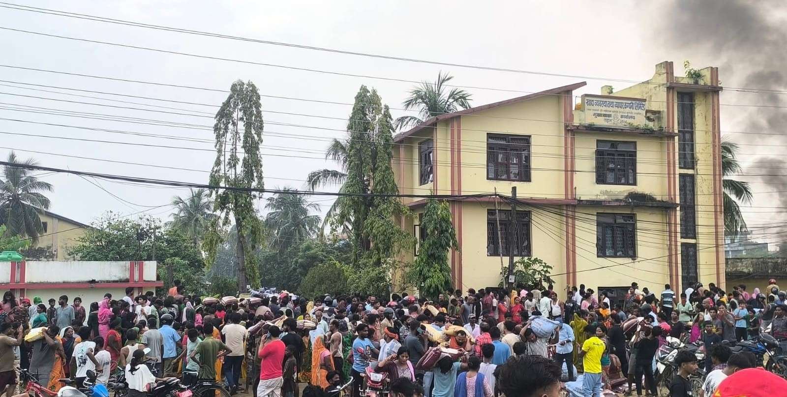 लहानमा उल्टो गङ्गा : जसले लुटे, उनैले फिर्ता गर्दैछन् चामल र चिनी !