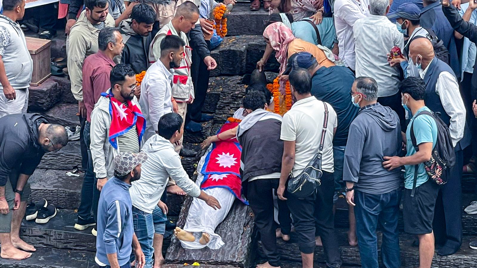 जेनजी आन्दोलनमा ज्यान गुमाएकाहरुको राष्ट्रिय सम्मानका साथ अन्त्येष्टि (तस्वीरहरू)