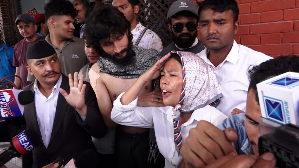 जेनजी आन्दोलनका घाइतेहरूले बुझाए गृहमन्त्रीलाई ज्ञापनपत्र