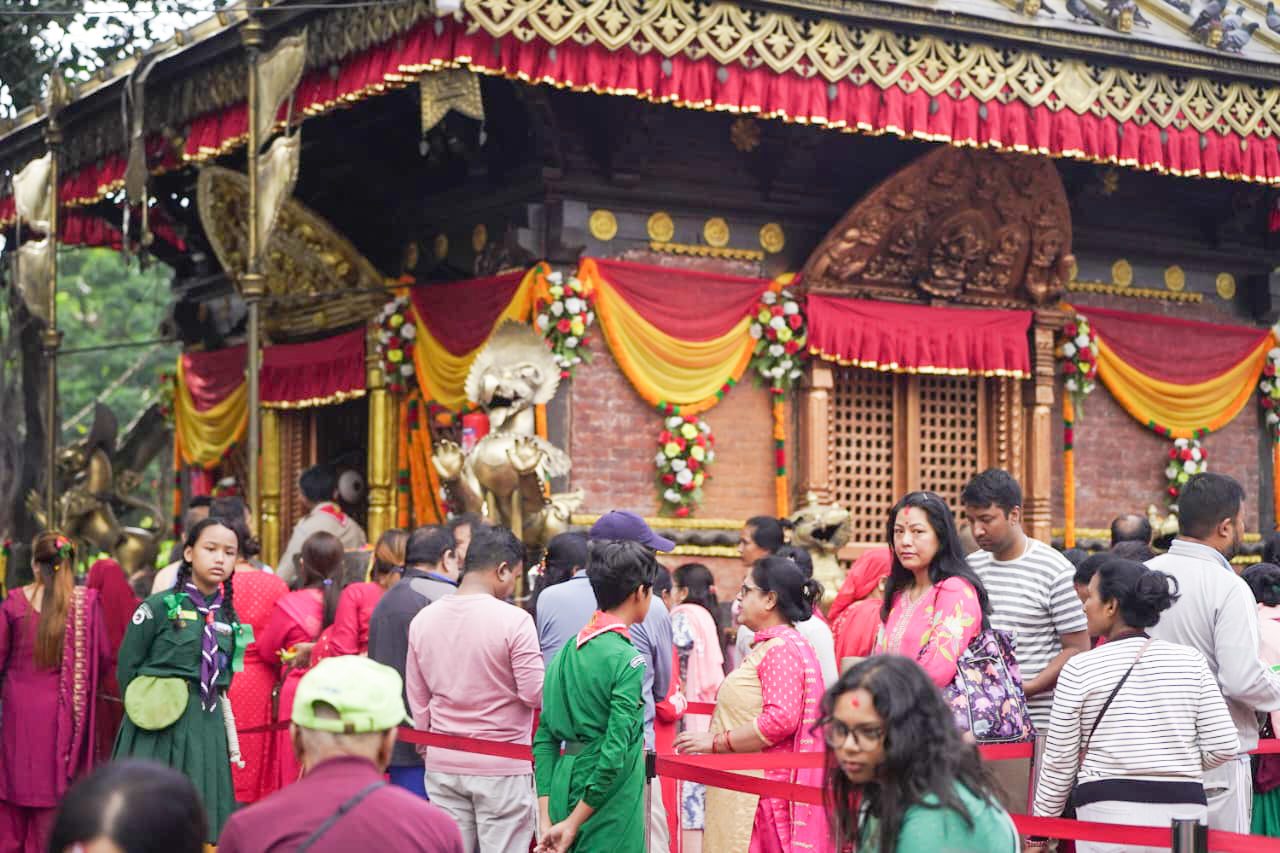 नवरात्रको दोस्रो दिन मैतीदेवी मन्दिरमा भक्तजनहरुको घुइँचो (तस्वीरहरु)