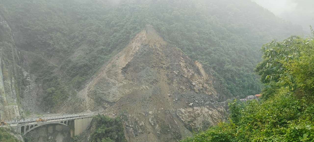 मुग्लिन नारायणघाट सडकखण्डको पहिरो पन्छाउने काम सुरु, वैकल्पिक सडक प्रयोग गर्न अनुरोध