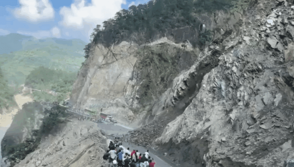 तुइन खोलामा पहिरो खसेपछि नारायणगढ–मुग्लिन सडकखण्ड पुनः अवरुद्ध