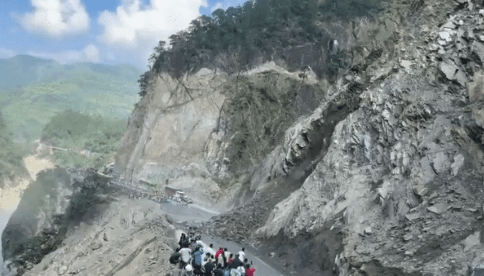 तुइन खोलामा पहिरो खसेपछि नारायणगढ–मुग्लिन सडकखण्ड पुनः अवरुद्ध