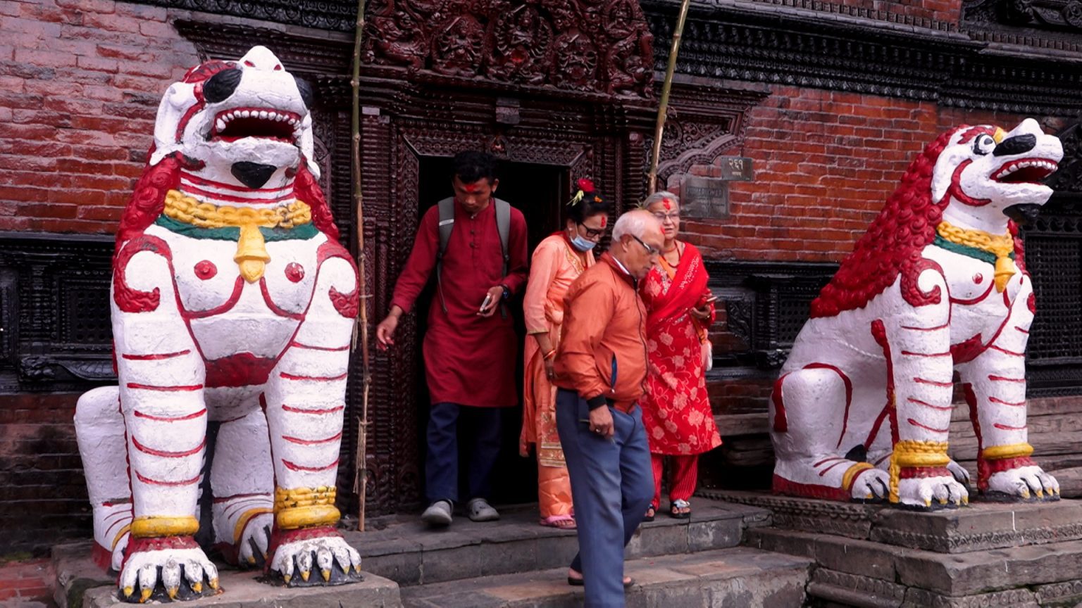 कुमारी आर्यतारा शाक्यले लगाइदिइन् सर्वसाधारणलाई दशैंको टीका (तस्वीरहरु)