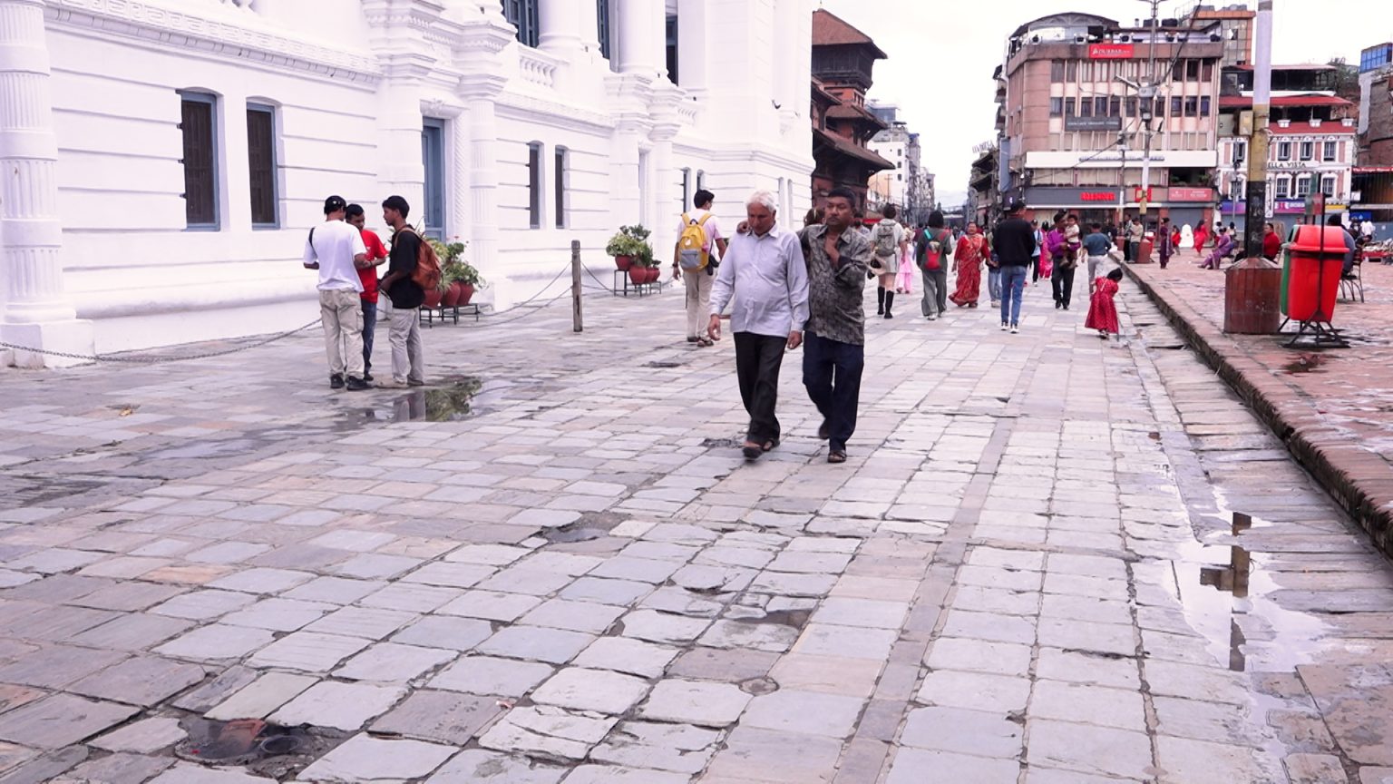 कुमारी आर्यतारा शाक्यले लगाइदिइन् सर्वसाधारणलाई दशैंको टीका (तस्वीरहरु)