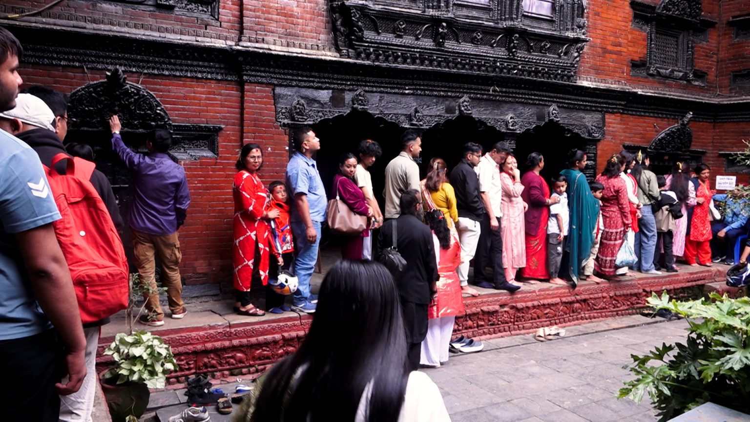 कुमारी आर्यतारा शाक्यले लगाइदिइन् सर्वसाधारणलाई दशैंको टीका (तस्वीरहरु)