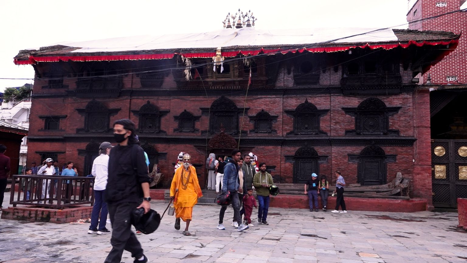 कुमारी आर्यतारा शाक्यले लगाइदिइन् सर्वसाधारणलाई दशैंको टीका (तस्वीरहरु)