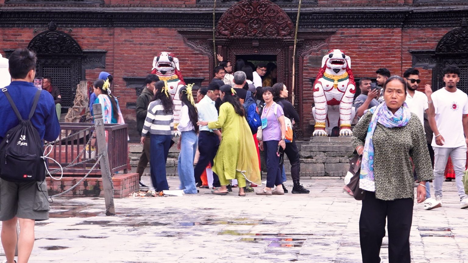 कुमारी आर्यतारा शाक्यले लगाइदिइन् सर्वसाधारणलाई दशैंको टीका (तस्वीरहरु)