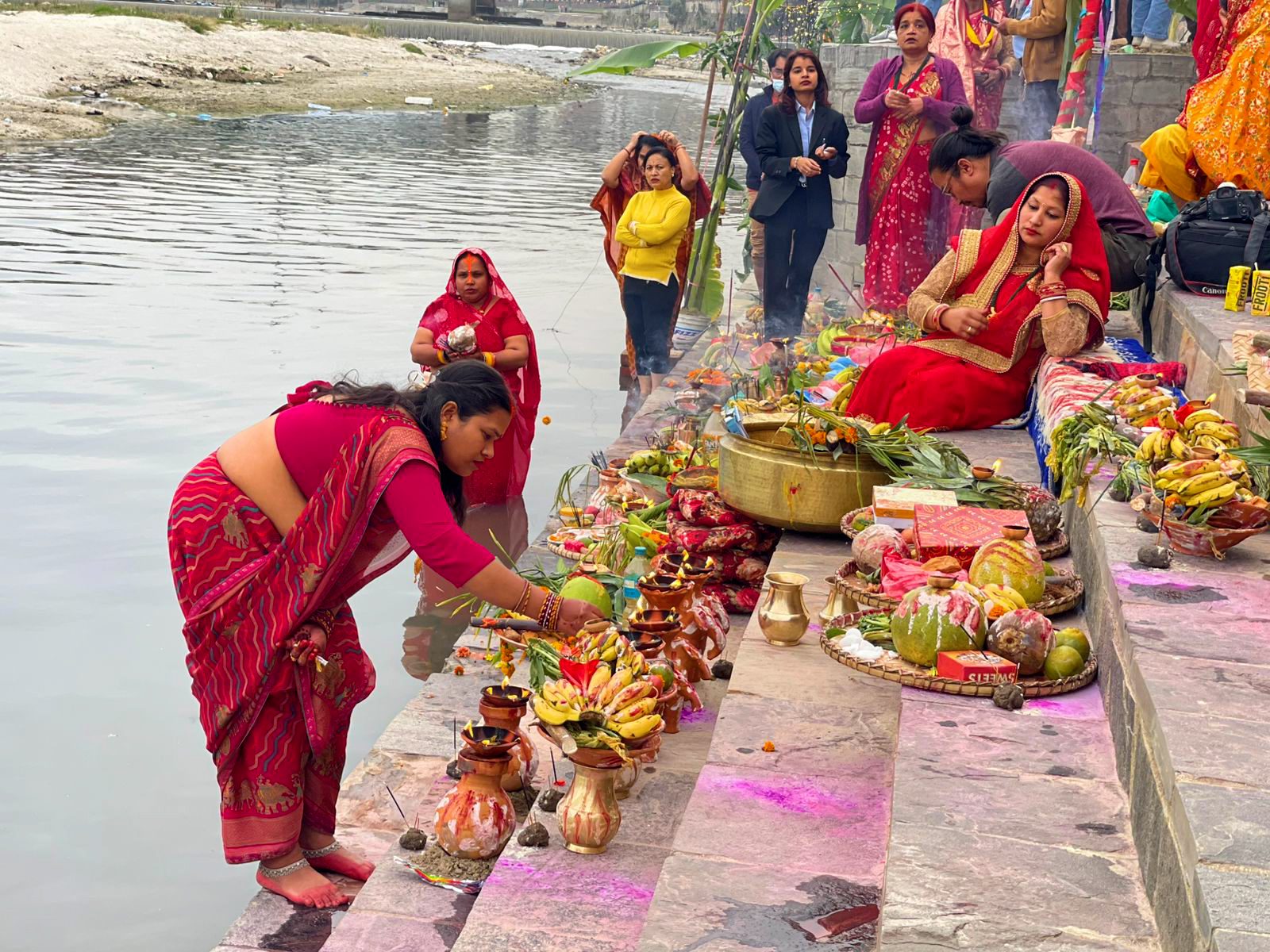 छठको मुख्य दिन थापाथलीको नदि किनारमा यसरी गरिदैछ पूजा (तस्बिरहरु)
