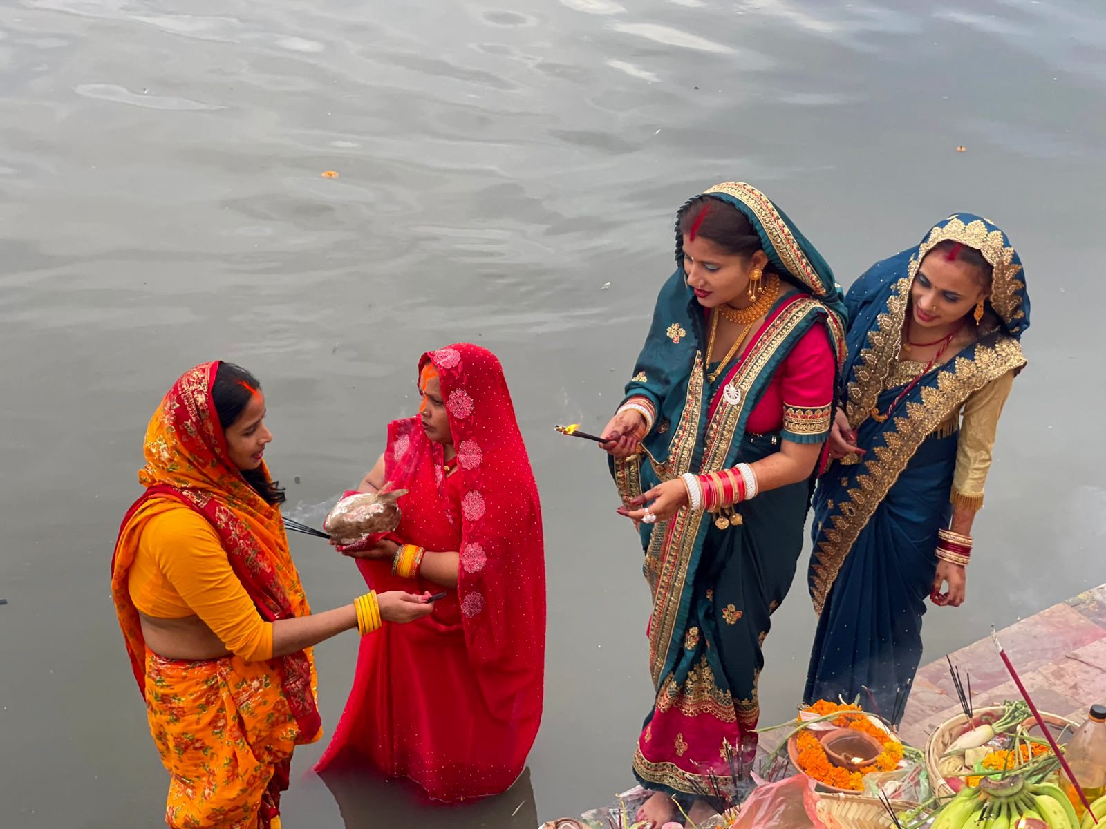 छठको मुख्य दिन थापाथलीको नदि किनारमा यसरी गरिदैछ पूजा (तस्बिरहरु)