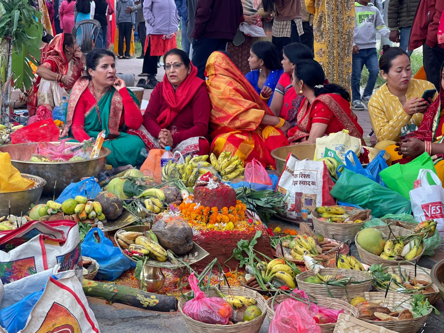 छठको मुख्य दिन थापाथलीको नदि किनारमा यसरी गरिदैछ पूजा (तस्बिरहरु)