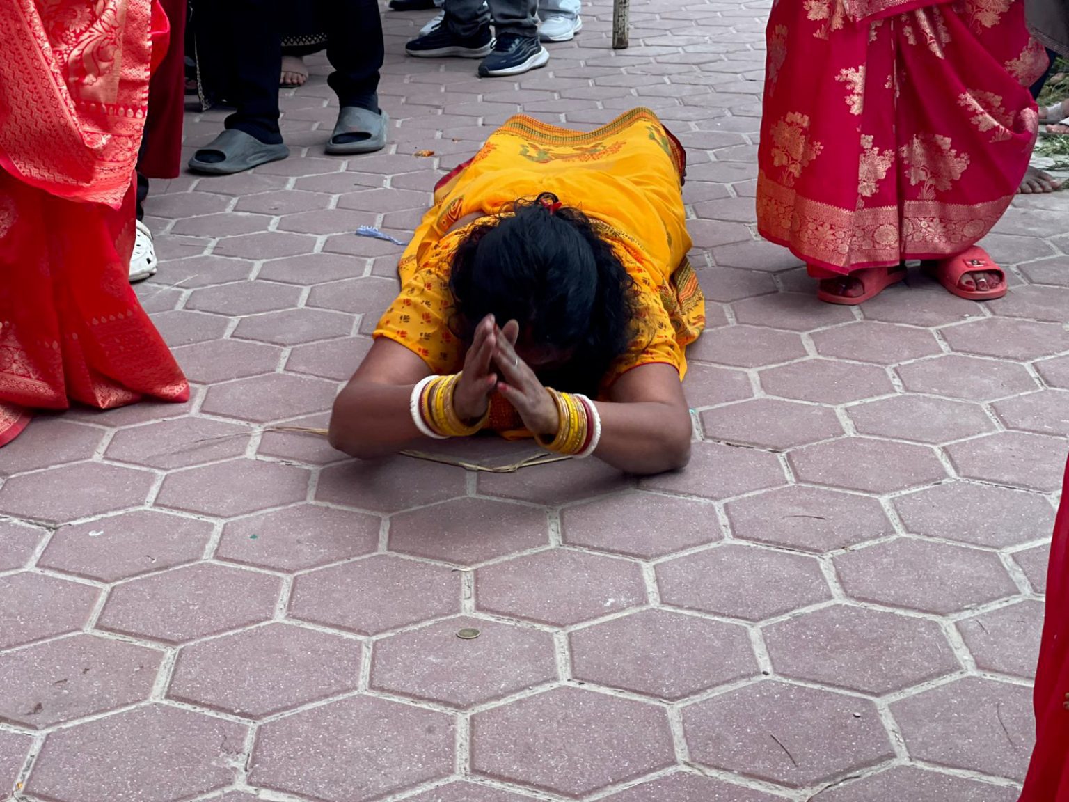 छठको मुख्य दिन थापाथलीको नदि किनारमा यसरी गरिदैछ पूजा (तस्बिरहरु)