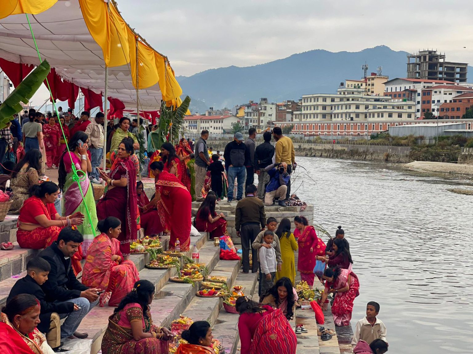 छठको मुख्य दिन थापाथलीको नदि किनारमा यसरी गरिदैछ पूजा (तस्बिरहरु)