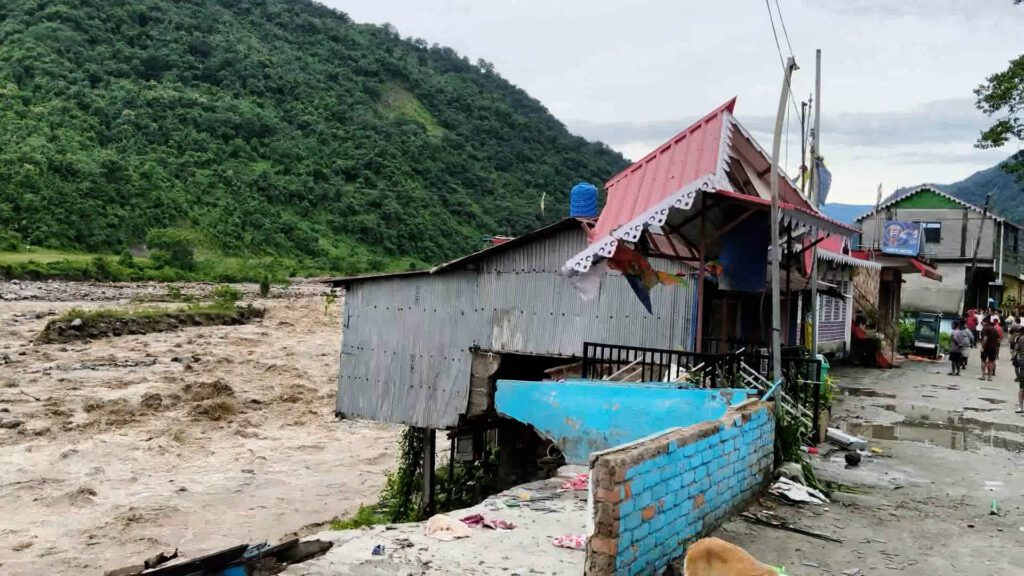 दार्जिलिङमा अविरल वर्षापछिको पहिरोमा परी २३ नेपालीभाषीको मृत्यु