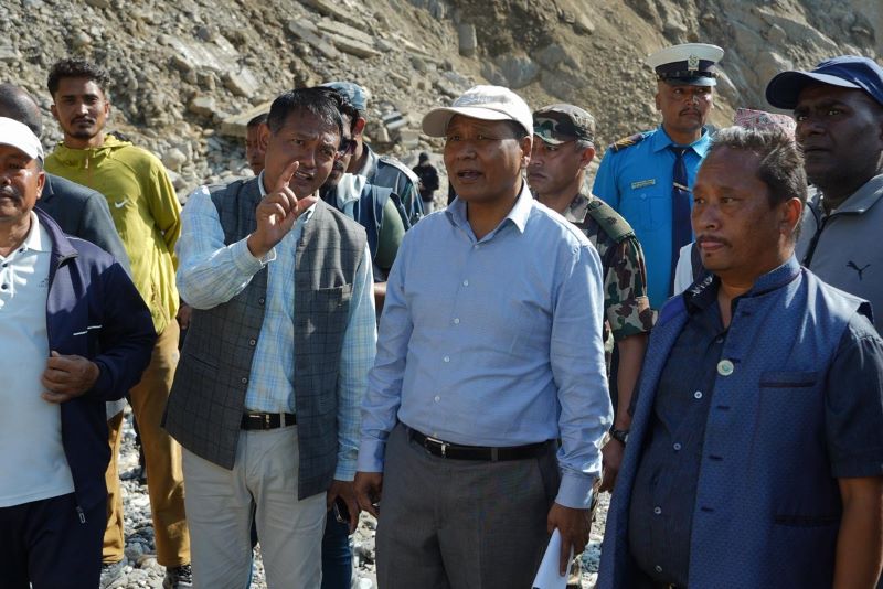 बाढीले क्षतिग्रस्त बनाएको सडक अनुगमन गर्न पुगे कुलमान