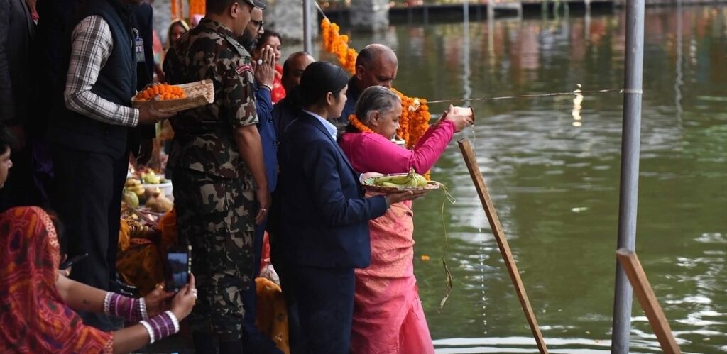 कमलपोखरी पुगेर प्रधानमन्त्री कार्कीले गरिन् छठ पूजा