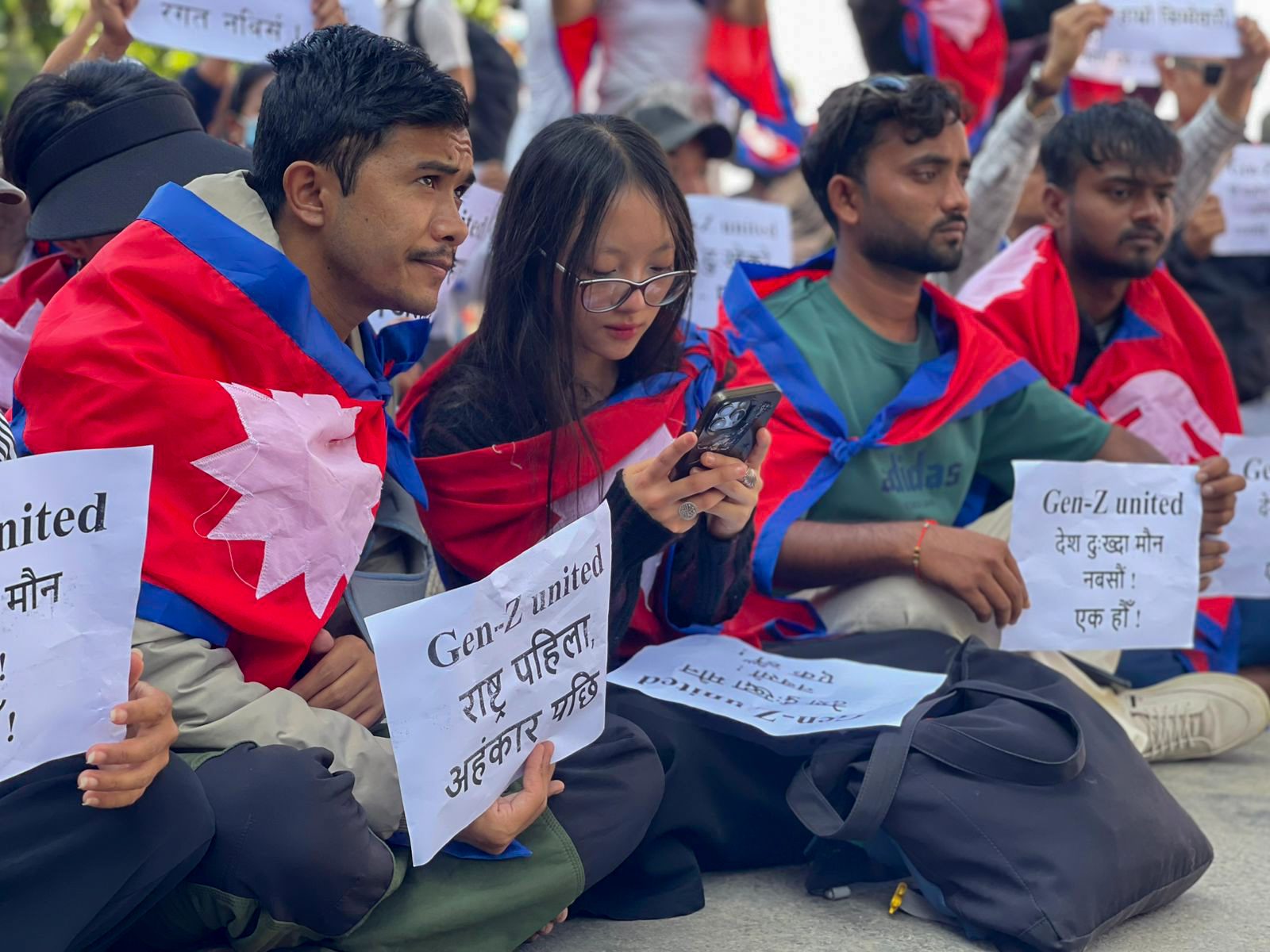 ‘देश दुखेको बेला एक हौं’ भन्दै माइतीघरमा शान्तिपूर्ण प्रदर्शन (तस्वीरहरू)