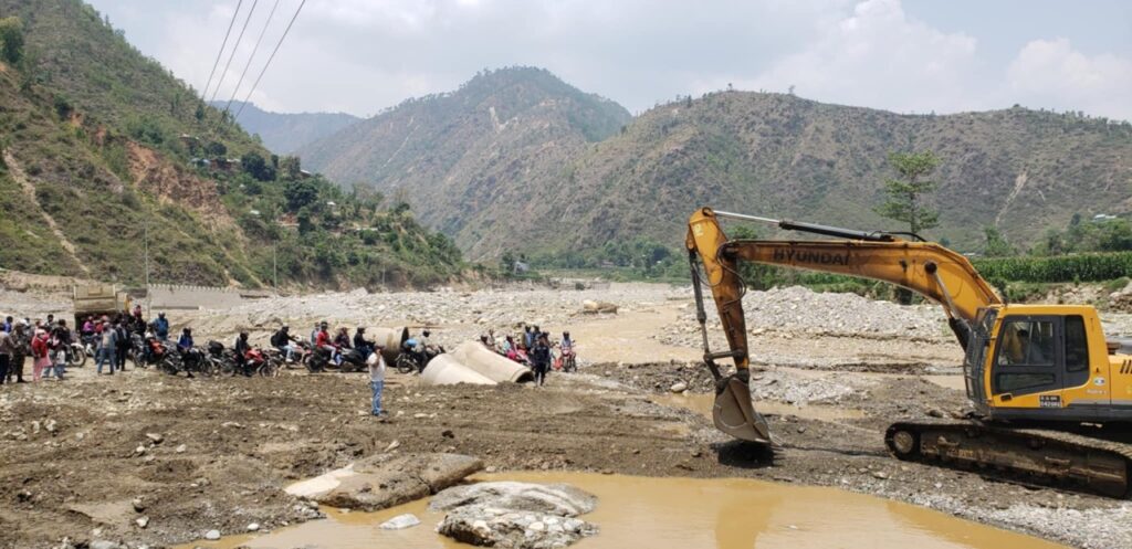 रोशीले बगाएको बिपी राजमार्गको पुनःनिर्माण सुरु