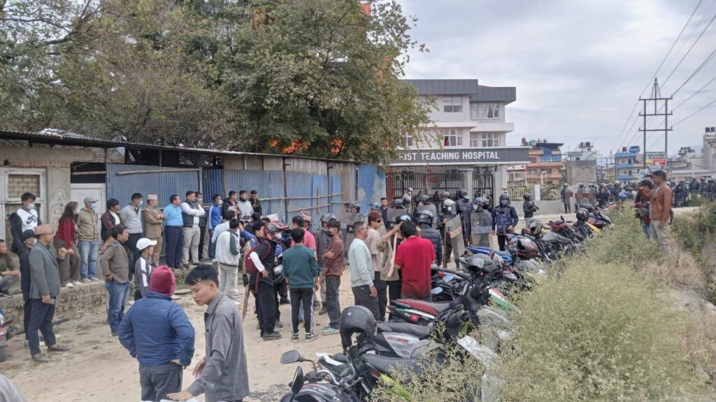 किस्ट अस्पतालमा सुत्केरीको मृत्युपछि अवस्था तनावग्रस्त, भिड नियन्त्रणमा समस्या