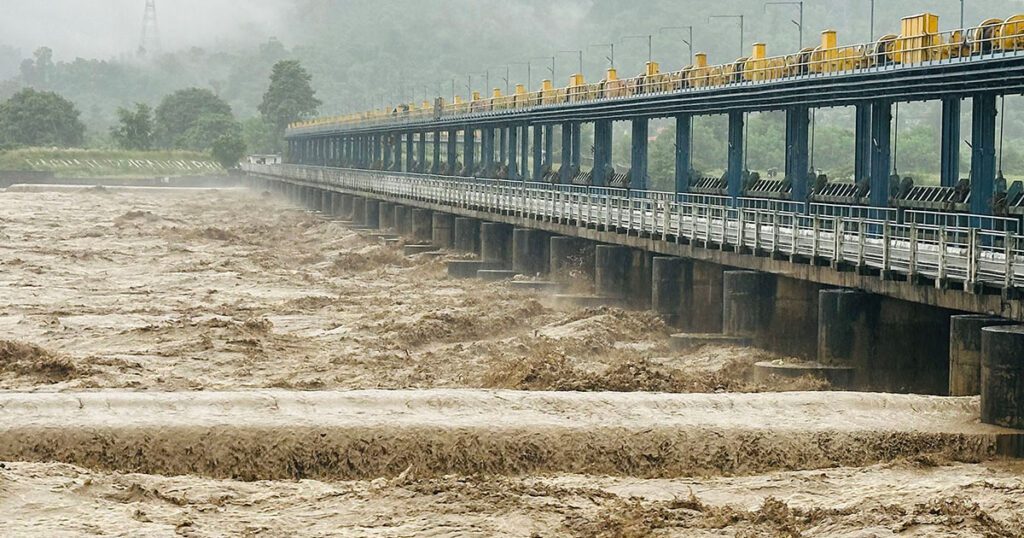कोशी ब्यारेजको ५६ ढोकामध्ये ५० ढोका खोलियो