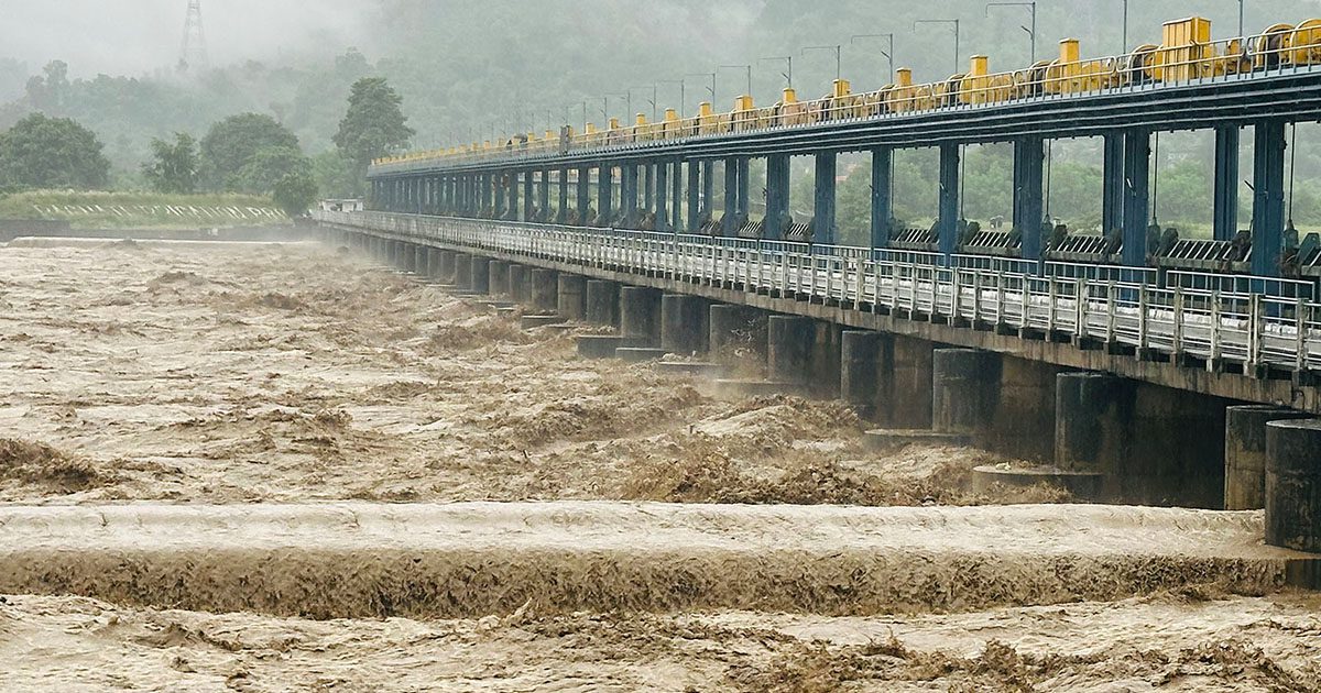 कोशी ब्यारेजको ५६ ढोकामध्ये ५० ढोका खोलियो
