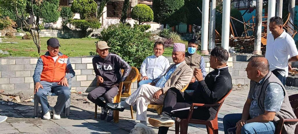 आफ्नो जलेकै घरमा पत्रकार सम्मेलन गर्दै पूर्वमन्त्री दीपक खड्काले भने : ‘म देश छोडेर किन भाग्ने ?’