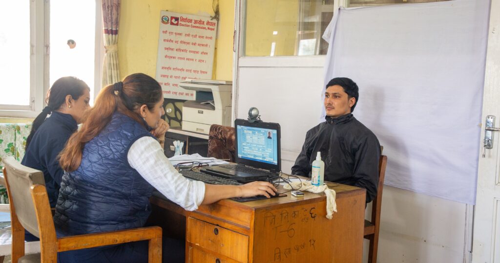 मतदाता नामावलीमा नाम दर्ता गर्दै युवाहरु