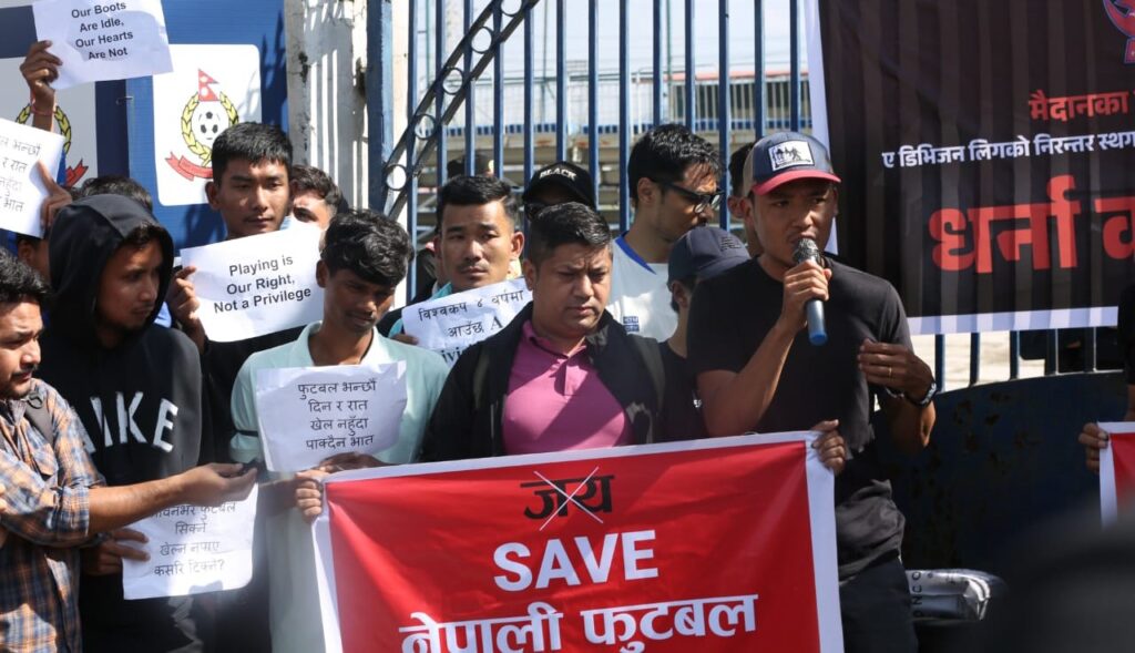 एन्फा मुख्यालय अगाडि फुटबल समर्थकहरुको धर्ना, चुप लागेर नबस्ने चेतावनी