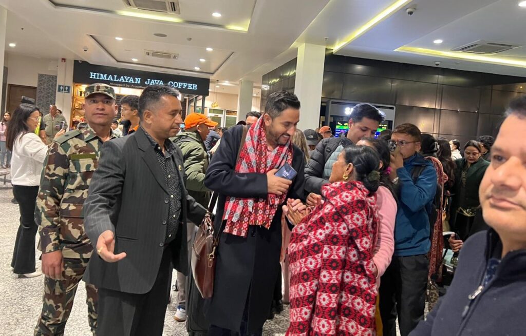 सञ्चारमन्त्री खरेल स्वदेश फिर्ता