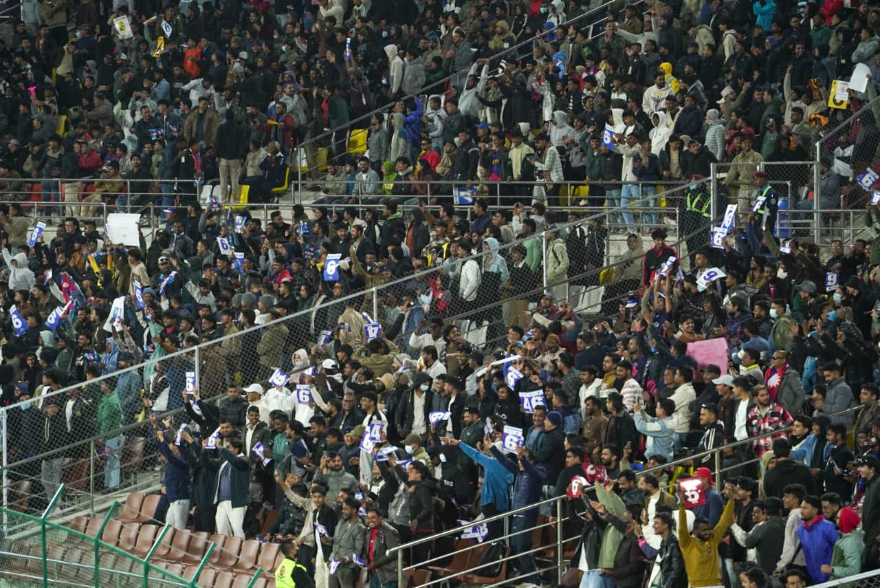 फ्लड लाइटको उज्यालोमा चम्कियो एनपीएल, हुटिङमा दर्शक (तस्बिरहरु)