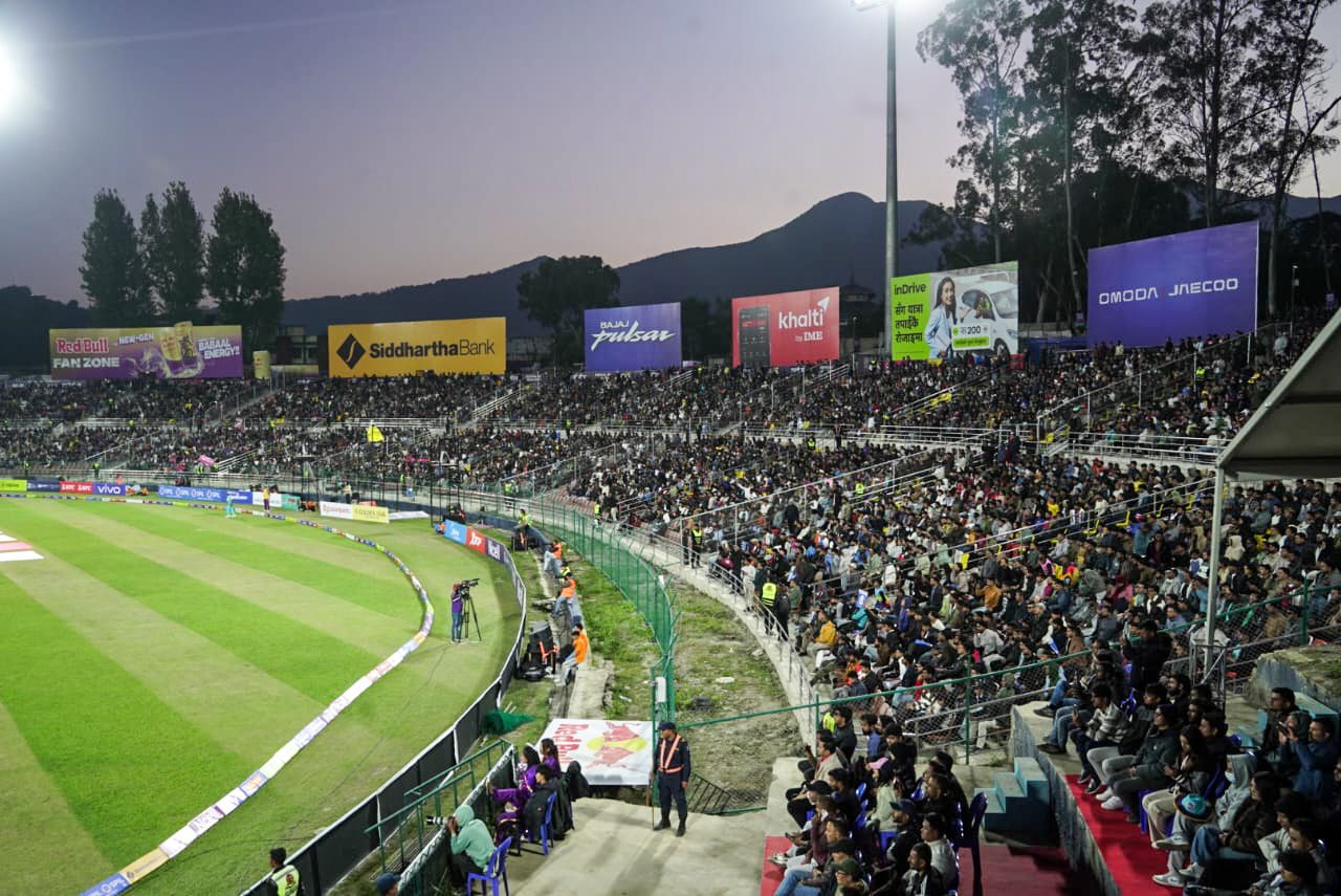 फ्लड लाइटको उज्यालोमा चम्कियो एनपीएल, हुटिङमा दर्शक (तस्बिरहरु)